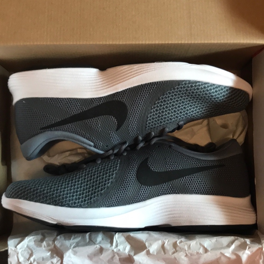 NEW Nike revolution shoes Men’s 11